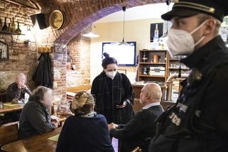 Komentář: Vláda v boji s omikronem tápe. Ale nepřizná to - Seznam Zprávy